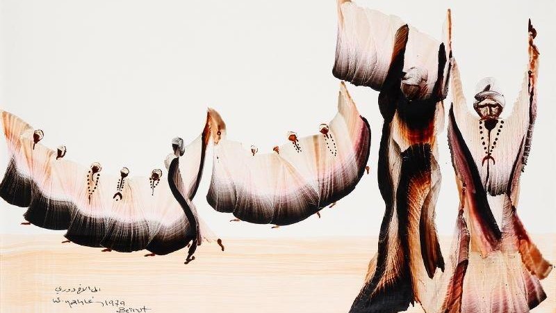 L'image représente une scène artistique avec plusieurs silhouettes humaines, habillées de longues robes flottantes qui semblent danser ou se mouvoir gracieusement. Les robes présentent des motifs fluides et des couleurs douces, créant une impression de mouvement et de légèreté. En arrière-plan, le motif est minimaliste, ce qui met encore plus en valeur les figures centrales et leur dynamisme. L'ensemble évoque une atmosphère de célébration ou de performance traditionnelle.