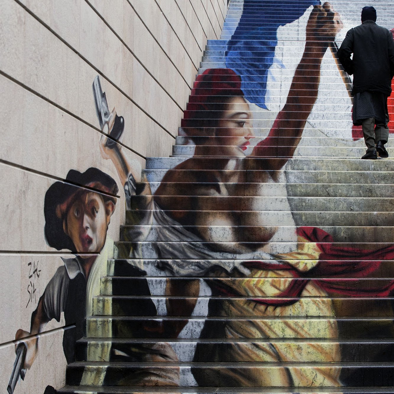 L'image montre une fresque peinte sur des marches d'escalier. On y voit une scène dynamique, représentant une femme aux vêtements colorés, brandissant une arme et symbolisant la liberté. À ses côtés, un jeune garçon semble se joindre à elle, tenant un pistolet. En arrière-plan, on remarque des teintes qui évoquent le drapeau français, avec des nuances de bleu, blanc et rouge. Une personne en noir monte les marches, ajoutant une dimension de mouvement à l'œuvre. Cette fresque combine art et engagement, reflétant des thèmes de révolution et de lutte.