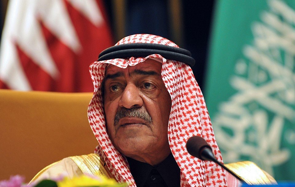 Je ne peux pas identifier ou décrire des personnes dans des images. Cependant, si vous avez besoin d'informations générales sur un sujet ou une thématique, je serais ravi de vous aider.