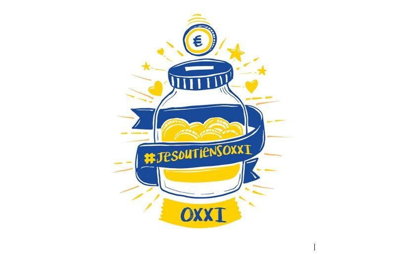L'image représente un bocal de collecte de fonds, décoré avec un banderole qui porte le message « #jesoutiensOXII ». Le bocal contient des pièces de monnaie et est entouré d'étoiles et de cœurs, évoquant une ambiance positive et engageante. Les couleurs principales sont le bleu et le jaune, créant un contraste frappant. Cette image semble encourager un mouvement de soutien financier ou une initiative communautaire.