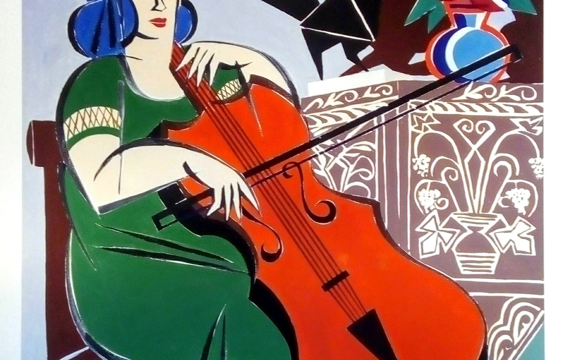 L'image présente une femme assise, jouant du violoncelle. Elle a des cheveux bleus et porte une robe verte. Sa posture est décontractée, et on aperçoit un fond coloré avec des motifs géométriques et des objets décoratifs, y compris des fleurs. Les couleurs sont vives et expressives, typiques d'un style artistique moderne. L'ensemble de la composition dégage une atmosphère chaleureuse et joyeuse.