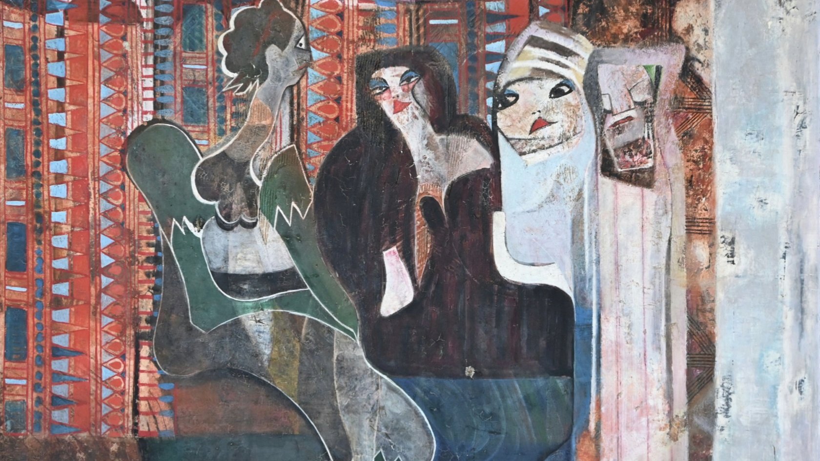 L'image présente une scène avec trois figures humaines stylisées, intégrées dans un fond coloré. Les personnages semblent avoir des traits simplifiés et abstraits, avec des formes géométriques. La palette de couleurs est variée, comprenant des tons terreux, des rouges et des verts, qui créent une atmosphère riche. Le décor en arrière-plan est composé de motifs géométriques, ajoutant une texture visuelle à l'ensemble. Les figures expriment une certaine émotion, et l'ensemble de l'œuvre dégage une ambiance à la fois nostalgique et mystérieuse.