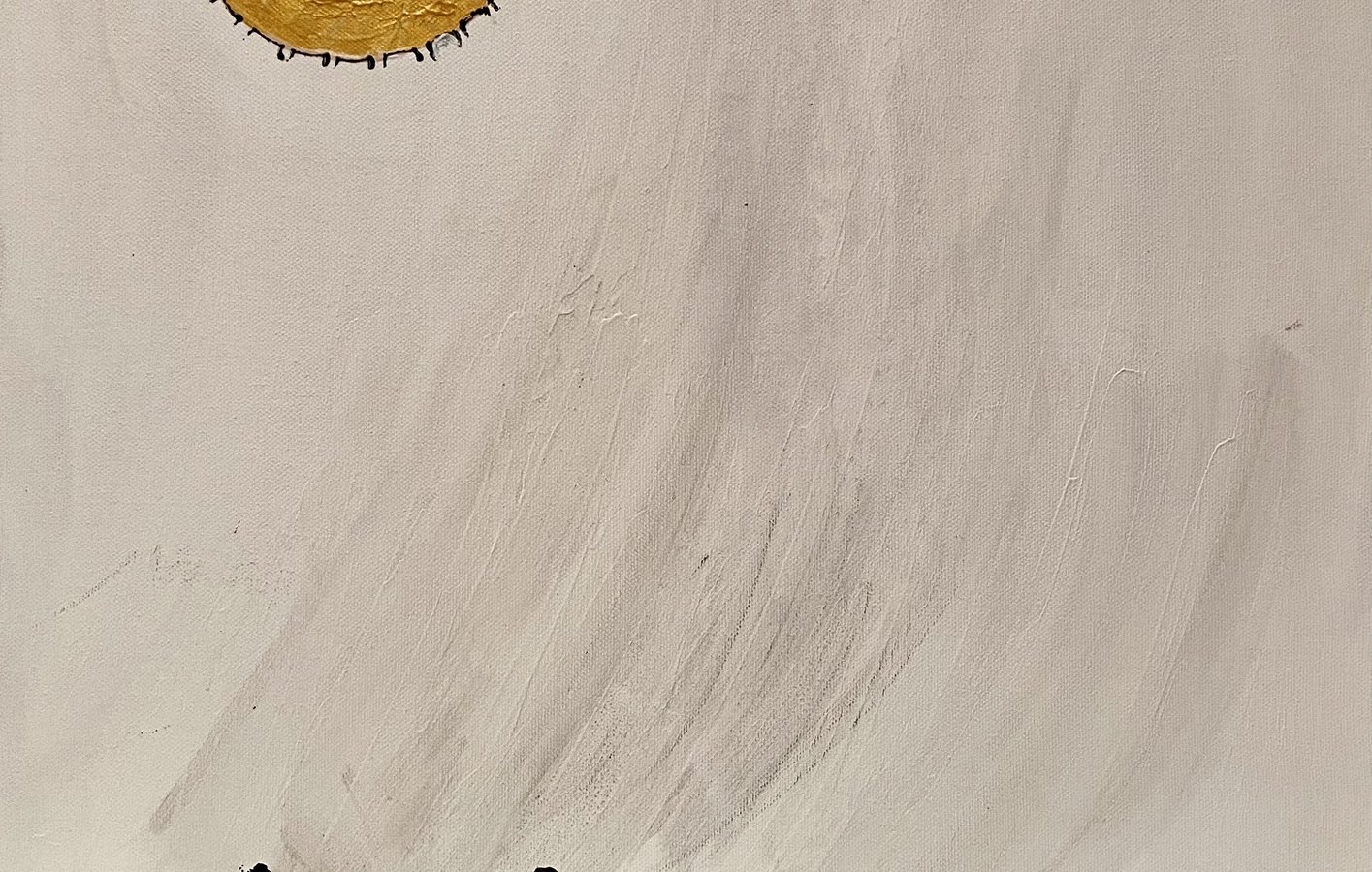 L'image représente une scène abstraite composée de figures sombres sur un fond clair. En bas, on observe des silhouettes qui semblent marcher ou se déplacer en groupe. Au-dessus, un grand soleil doré illumine la composition, ajoutant une touche de chaleur à l'ensemble. Le ciel est dépeint avec des coups de pinceau fluides et légers, tandis que le sol est suggéré par des nuances de beige et de doré. L'œuvre évoque une atmosphère poétique et contemplative.