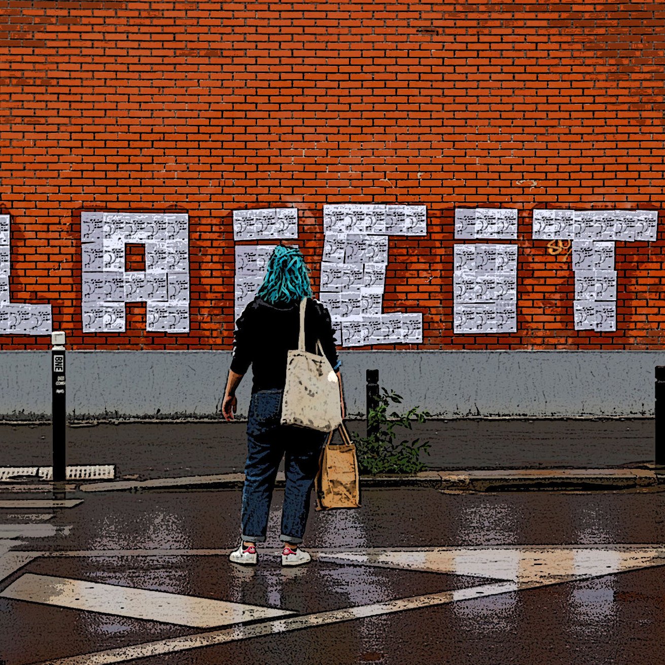 L'image montre une femme de dos, portant un foulard bleu, qui se tient devant un mur en briques rouges sur lequel est inscrit "LAICITE" en grandes lettres blanches. Le sol est humide, ce qui suggère qu'il a récemment plu. La femme porte un sac et semble contempler le graffiti sur le mur. L'environnement urbain et coloré souligne le message affiché.