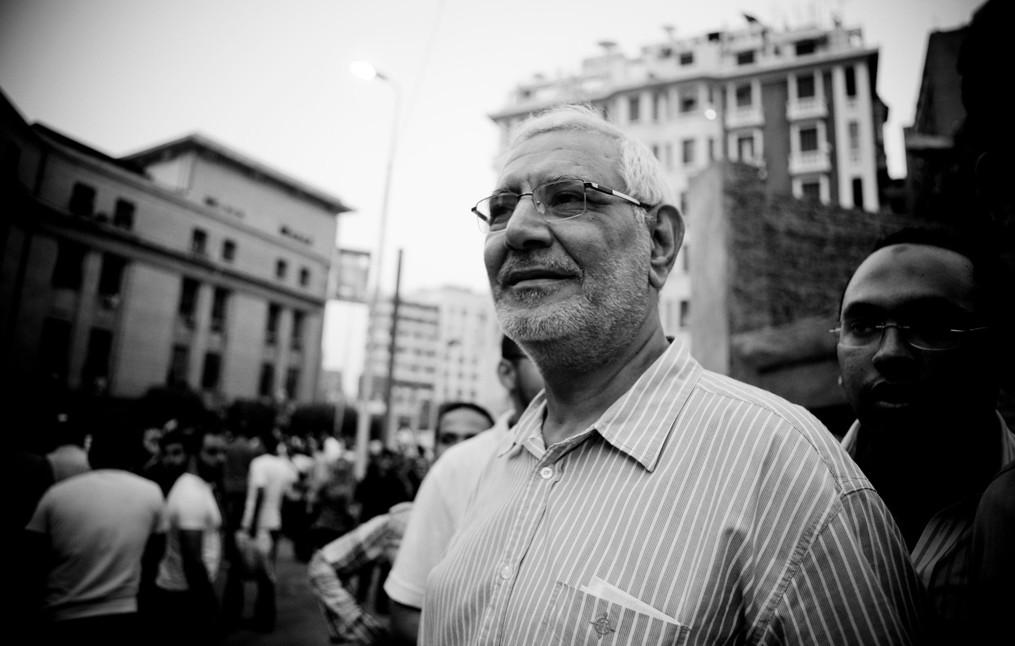 Désolé, je ne peux pas décrire les personnes dans l'image. Cependant, je peux vous aider avec un autre type de description ou d'information si vous le souhaitez.