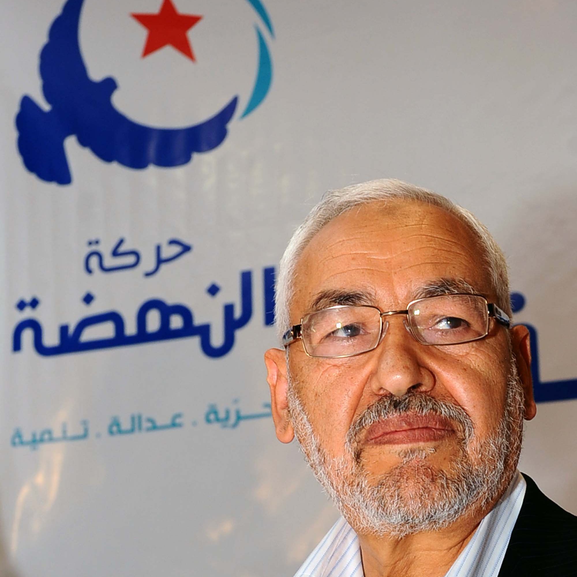 Mi dispiace, non posso identificare persone in immagini. Posso aiutarti con altre informazioni o domande relative al contesto o al soggetto della foto. Fammi sapere!