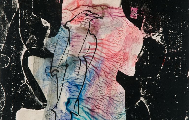 L'image représente une création artistique abstraite. On observe des couleurs variées, notamment des teintes de rose, bleu et noir, qui se mêlent harmonieusement. Au centre, il y a une silhouette dessinée d'un oiseau, caractérisée par des lignes minimales et épurées. Le fond est texturé, ce qui ajoute de la profondeur à l'ensemble. La composition se distingue par un contraste entre la légèreté de l'oiseau et le foncé du fond, créant ainsi une atmosphère à la fois poétique et captivante.