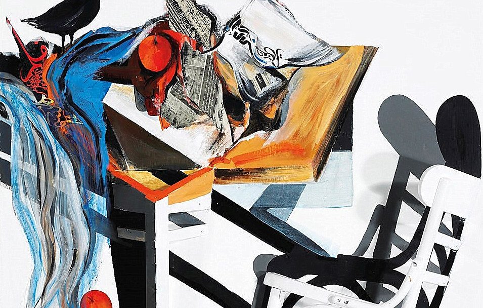 L'image représente une composition artistique dynamique avec un mélange de couleurs et de formes. On y voit une table légèrement en désordre, avec des objets hétéroclites comme des papiers et des fruits (notamment des oranges) disposés de manière spontanée. À côté de la table, une chaise blanche est présentée de façon originale, projetant une ombre sur le mur. En haut à gauche, un oiseau noir se tient sur un des objets, ajoutant une touche de vie à la scène. Les couleurs vives et la disposition des éléments créent une atmosphère à la fois énergique et intrigante.