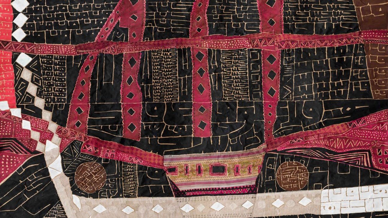 L'image présente une composition artistique complexe, caractérisée par des motifs géométriques et des lignes stylisées. On peut observer des éléments de couleur rouge, noir et doré, qui évoquent un style tribal ou africain. Les détails sont riches et texturés, créant une impression de profondeur et de mouvement. Les formes semblent raconter une histoire ou transmettre des symboles, ajoutant une dimension narrative à l'œuvre.