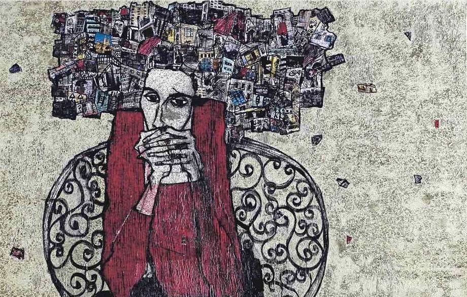 L'image représente une femme assise sur une chaise au design en métal. Elle a une expression pensive et tient ses mains près de son visage. Son coiffure est particulièrement frappante, composée de nombreux éléments visuels rappelant des bâtiments ou des structures urbaines, suggérant une connexion entre elle et la ville. Le fond est sobre, avec des teintes vertes et beiges, mettant en valeur le contraste avec sa tenue rouge et ses cheveux ornés d'images. L'œuvre semble évoquer des thèmes de réflexion et de complexité urbaine.