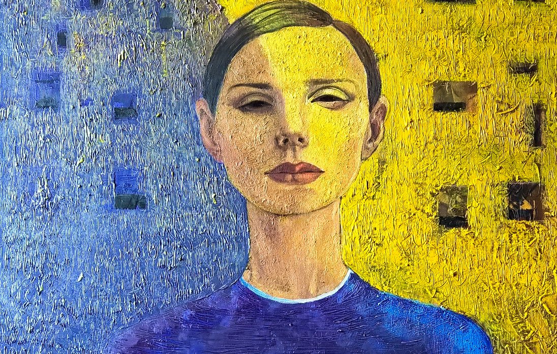 L'image est une peinture qui représente un portrait stylisé d'une personne. La figure centrale a un visage sérieux, avec une expression réfléchie. Elle est vêtue d'un haut bleu et se trouve devant un fond jaune qui crée un contraste marqué. Le fond est texturé, suggérant des formes abstraites et des ombres, tandis que le visage est détaillé avec des traits bien définis. L'ensemble de l'œuvre évoque une atmosphère à la fois moderne et introspective.