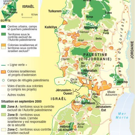Cette image est une carte détaillée de la région de la Palestine, incluant Gaza et la Cisjordanie, ainsi que les frontières israéliennes. On y trouve des renseignements sur les centres urbains, les villages palestiniens, les colonies israéliennes, et les zones de contrôle. La carte indique également la situation politique des territoires depuis septembre 2000, avec une légende qui explique les différentes zones de responsabilité et de contrôle. Des éléments géographiques tels que les rivières et les montagnes sont aussi représentés.