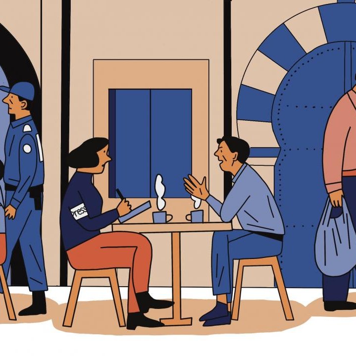 Scène de café animée avec des gens, des policiers et un enfant marchant.