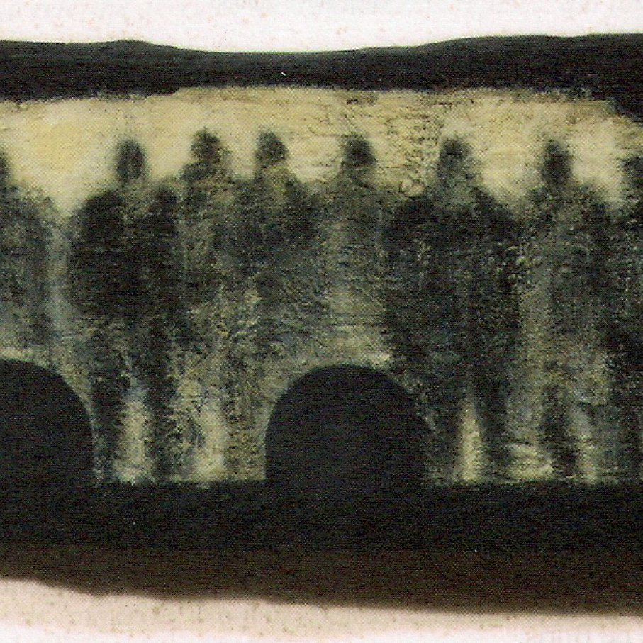 الصورة تظهر قطعة من الحجر أو الطين عليها نقش أو رسومات ظلية لأشخاص. تبدو الأشكال مظلمة وخافتة، مع وجود فراغات دائرية تحتها، مما يوحي بأنها تمثل مجموعة من الأشخاص يقفون أمام شيء ما. الخلفية ذات لون فاتح، مما يخلق تباينًا مع الأشكال الموجودة عليها. التصميم قد يحمل دلالات ثقافية أو تاريخية تعكس عصور ماضية.