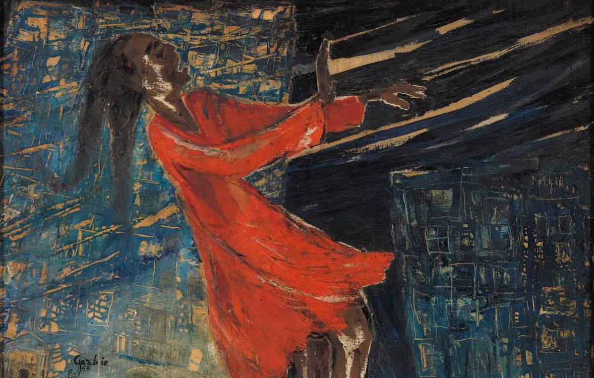 L'image représente une silhouette humaine dans une robe rouge, qui semble flotter ou se tenir sur un mur ou une structure. La figure est peinte dans des tons sombres et bleuâtres, créant une atmosphère intrigante et dramatique. L'arrière-plan évoque une ville, avec des bâtiments stylisés en ombres. La posture de la figure, avec les bras tendus, transmet une sensation de mouvement ou de liberté, contrastant avec l'environnement urbain. L'œuvre semble jouer sur des thèmes de solitude et de transcendance.