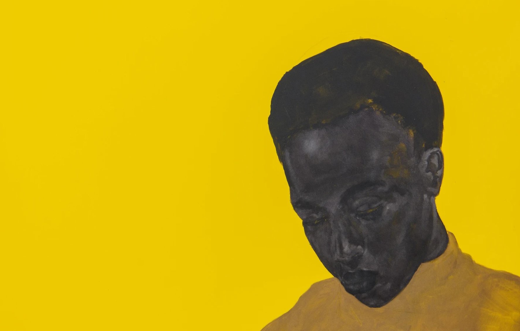 Un portrait sombre d'une personne sur fond jaune éclatant.