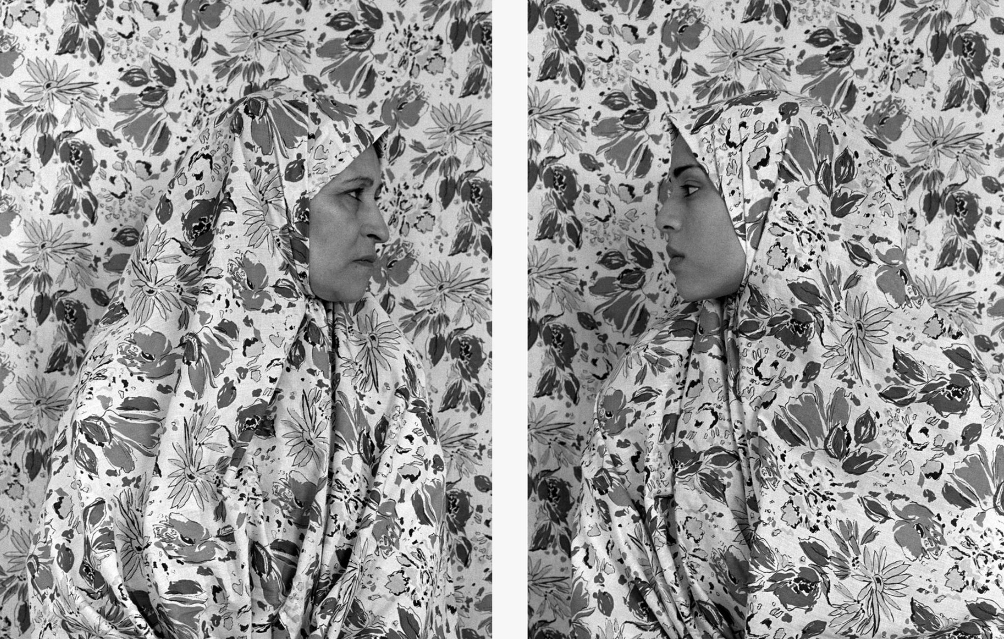 Deux femmes en profil, voilées, devant un fond fleuri en noir et blanc.