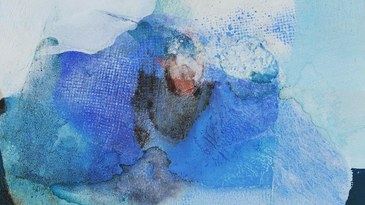 Cette image présente une composition abstraite dominée par des nuances de bleu et de turquoise. On peut voir des textures fluides et superposées, avec des touches de matières qui semblent se fondre les unes dans les autres. Des formes organiques émergent, évoquant un sentiment de profondeur et de calme. L'ensemble crée une atmosphère apaisante, presque aquatique, où la lumière joue sur les couleurs pour produire un effet dynamique.