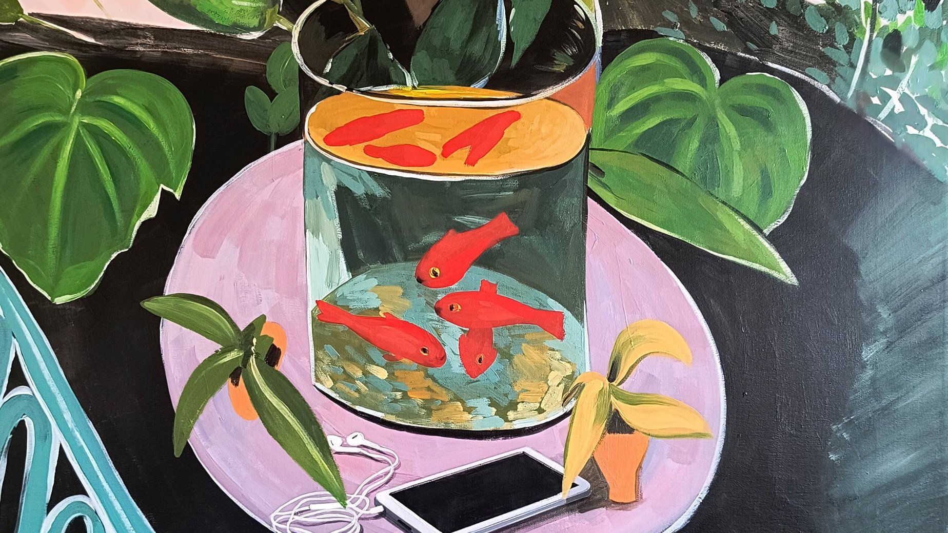 L'image représente une scène colorée et lumineuse. Au centre, on peut voir un aquarium en verre contenant des poissons rouges qui nagent dans l'eau. L'aquarium est posé sur une table ronde de couleur pastel. Autour de la table, il y a des plantes vertes, ajoutant une touche de nature à l'ensemble. Sur la table, un pot de plante est également présent, ainsi qu'un smartphone et des écouteurs. En arrière-plan, on aperçoit une végétation luxuriante avec des feuilles et des fleurs, créant une ambiance vivante et joyeuse. Les couleurs sont vives et chaudes, contribuant à donner une atmosphère accueillante et paisible.