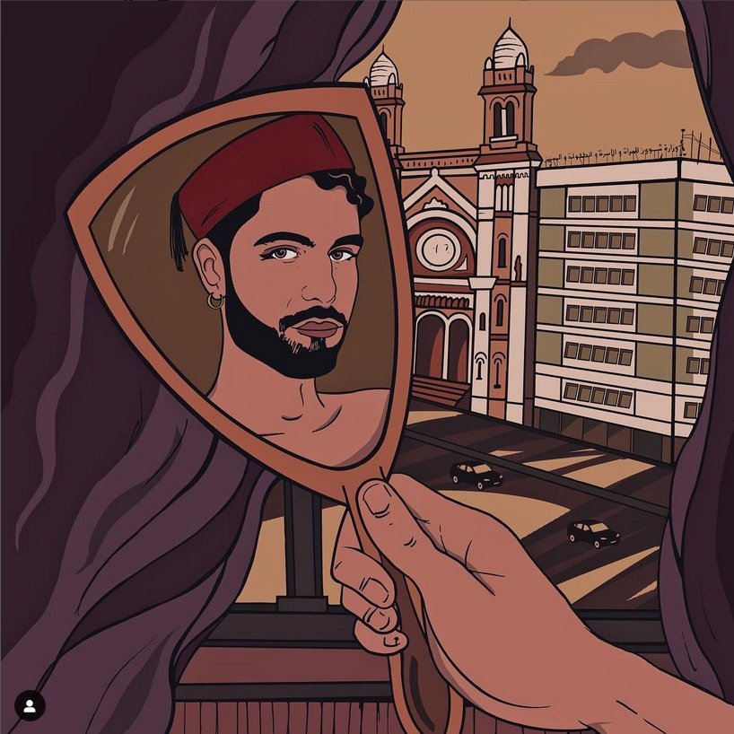 L'image montre un homme avec un turban rouge qui se reflète dans un miroir, tenu par une main. En arrière-plan, on peut voir un paysage urbain avec un bâtiment architectural remarquable et d'autres structures, le tout dans des tons chauds et terreux. Les rideaux violets encadrent la scène, ajoutant une touche d'élégance à l'image. L'ensemble dégage une ambiance introspective.