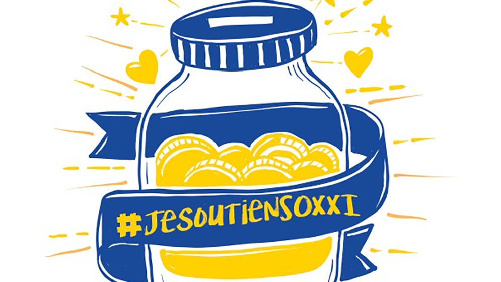 L'image représente un pot en verre rempli de pièces de monnaie, avec une pièce de monnaie qui vole au-dessus du pot. Il y a une banderole bleue autour du pot avec le texte "#JESOUTIENSOXXI" inscrit. L'ensemble est décoré avec des étoiles et des cœurs, en utilisant principalement des couleurs jaune et bleue. L'image évoque une campagne de soutien ou de collecte de fonds.