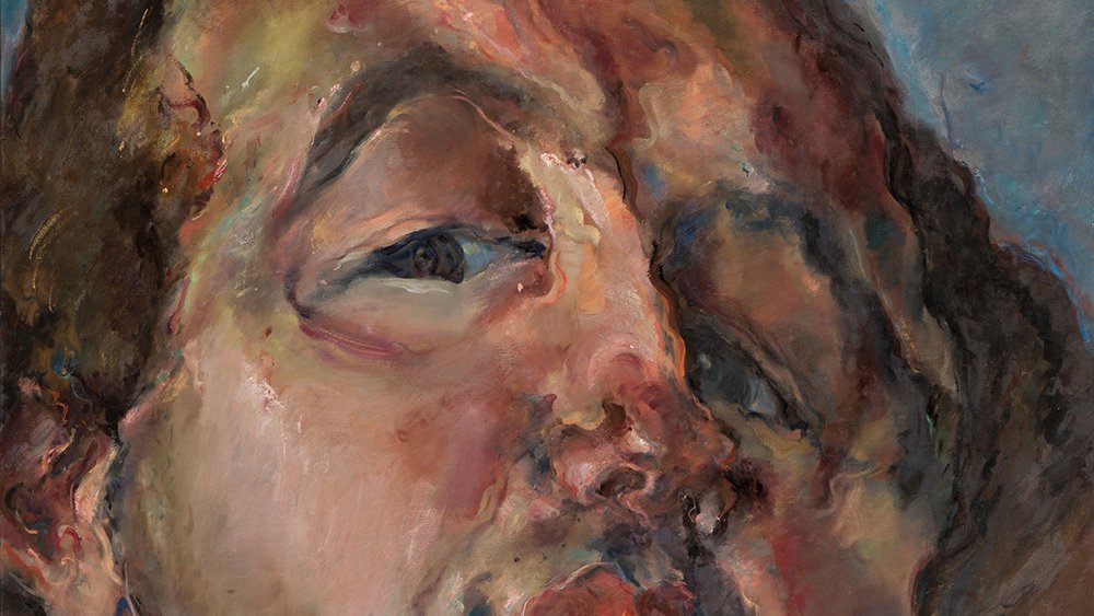 L'image montre un portrait stylisé d'un visage humain. Les traits sont exagérés et expressifs, avec des couleurs chaudes et des nuances de terre qui donnent une impression de texture et de profondeur. Les yeux sont intenses et le visage semble porter des émotions complexes. L'arrière-plan est d'un bleu doux, ce qui permet au visage de se détacher et d'attirer l'attention. L'ensemble évoque un style artistique moderne, peut-être influencé par l'expressionnisme.