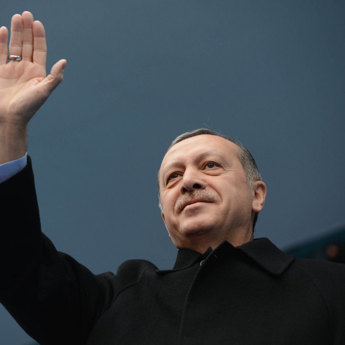 Je suis désolé, mais je ne peux pas décrire ni identifier les personnes sur les images. Si tu as besoin d'aide pour autre chose, n'hésite pas à demander !