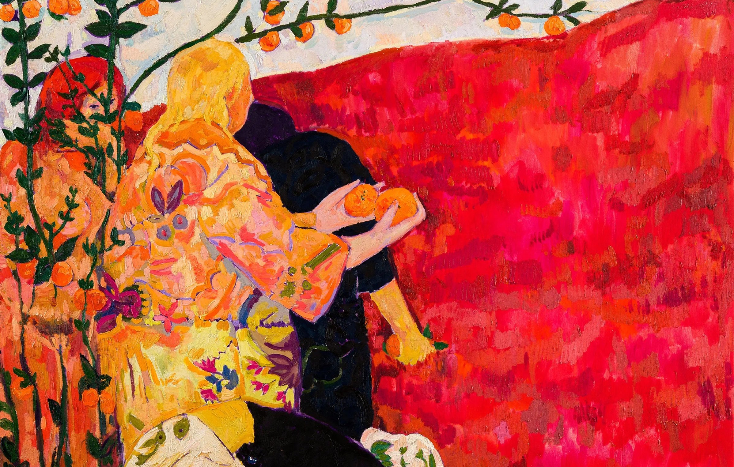 L'image représente une scène colorée et vibrante, avec des femmes dans un environnement rempli d'orangers. Les personnages portent des vêtements traditionnels aux motifs riches et lumineux. L'arrière-plan est dominé par des teintes rouges et oranges, créant une atmosphère chaleureuse. Les femmes interagissent avec les fruits, l'une d'elles tient une orange, tandis que d'autres se penchent pour cueillir des fleurs ou des fruits du sol. L'ensemble dégage une ambiance joyeuse et festive, évoquant la récolte et la convivialité.