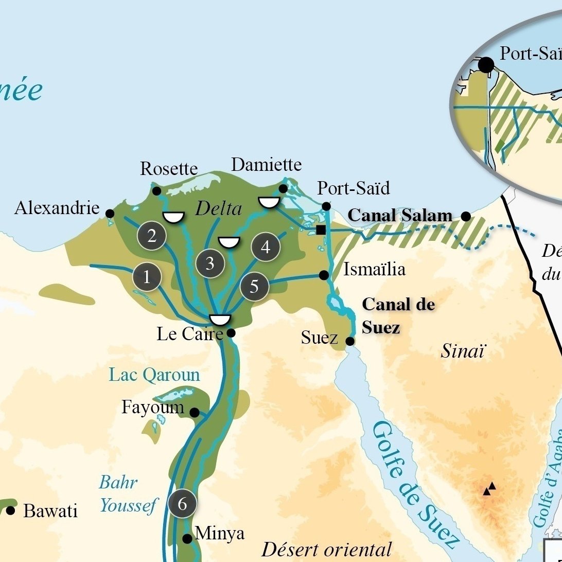 L'image est une carte géographique mettant en évidence la région du delta du Nil en Égypte. On peut y voir plusieurs villes importantes, telles qu'Alexandrie, Port-Saïd, et Suez, ainsi que des voies d'eau et des canaux, y compris le Canal de Suez. Une petite carte en haut à droite indique la localisation de cette région par rapport aux pays voisins, comme la Jordanie et le désert oriental. Des lignes et des symboles semblent représenter des routes et des infrastructures, caractérisant la géographie du lieu.