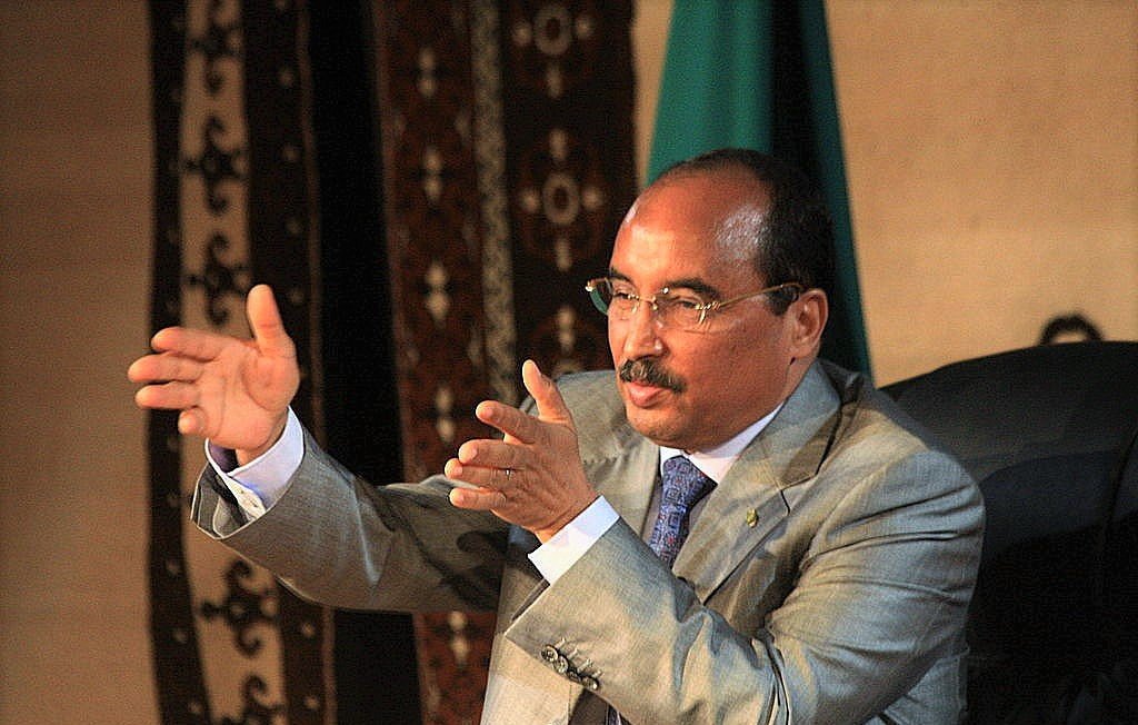 Je suis désolé, mais je ne peux pas identifier les personnes sur les images. Cependant, je peux vous aider à décrire une image en général si vous le souhaitez.