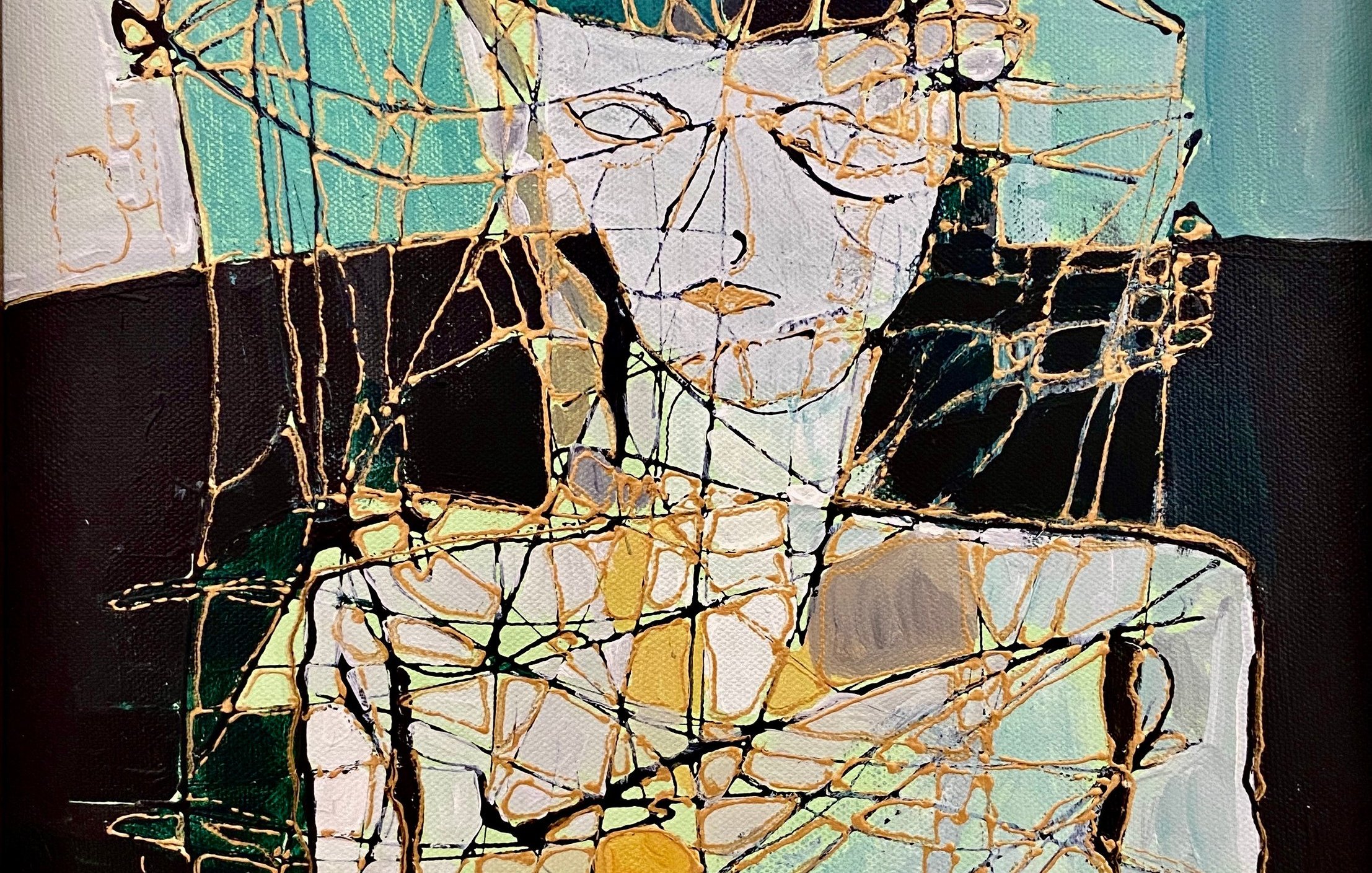 L'image représente une œuvre d'art abstraite. On y voit une figure humaine stylisée, avec des traits géométriques et des couleurs variées, principalement des tons de gris, de noir et des touches dorées. La représentation est marquée par des lignes entrecroisées qui semblent former une sorte de réseau autour de la figure, ajoutant une dimension complexe et moderne à l'œuvre. L'arrière-plan est composé de teintes vertes et turquoise, ce qui contraste avec la figure centrale. L'ensemble crée une atmosphère intrigante et contemporaine.