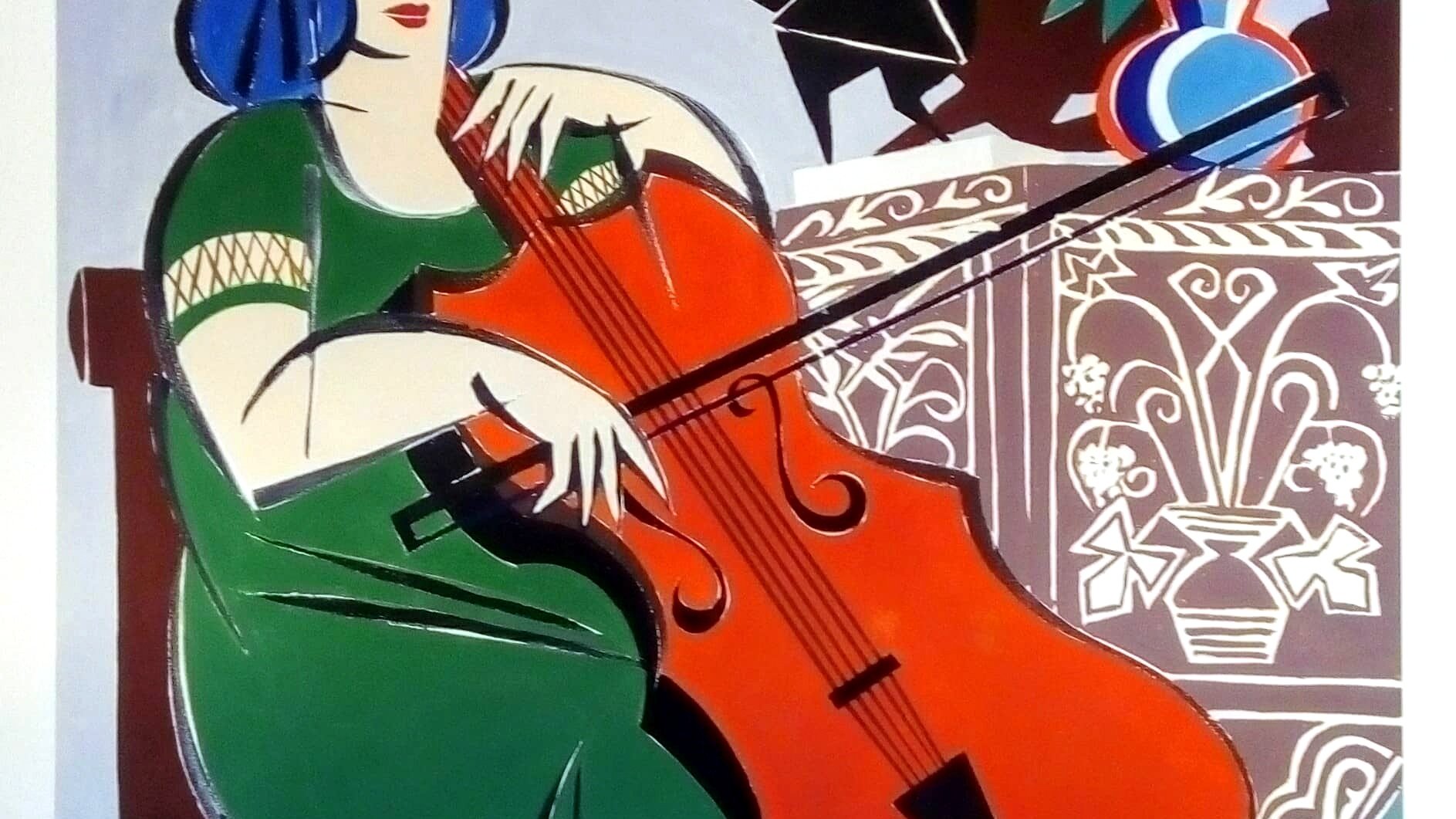 L'image présente une femme assise, jouant du violoncelle. Elle a des cheveux bleus et porte une robe verte. Sa posture est décontractée, et on aperçoit un fond coloré avec des motifs géométriques et des objets décoratifs, y compris des fleurs. Les couleurs sont vives et expressives, typiques d'un style artistique moderne. L'ensemble de la composition dégage une atmosphère chaleureuse et joyeuse.