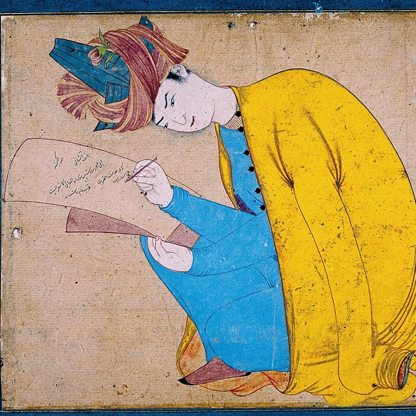 L'image représente un personnage assis, habillé d'un vêtement jaune et d'un pantalon bleu. Il semble concentré, en train d'écrire sur un morceau de papier qu'il tient dans sa main. Sa coiffure est ornée, et il adopte une pose réfléchie. Le fond est sobre, ce qui attire l'attention sur l'acte d'écriture et l'expression du personnage.
