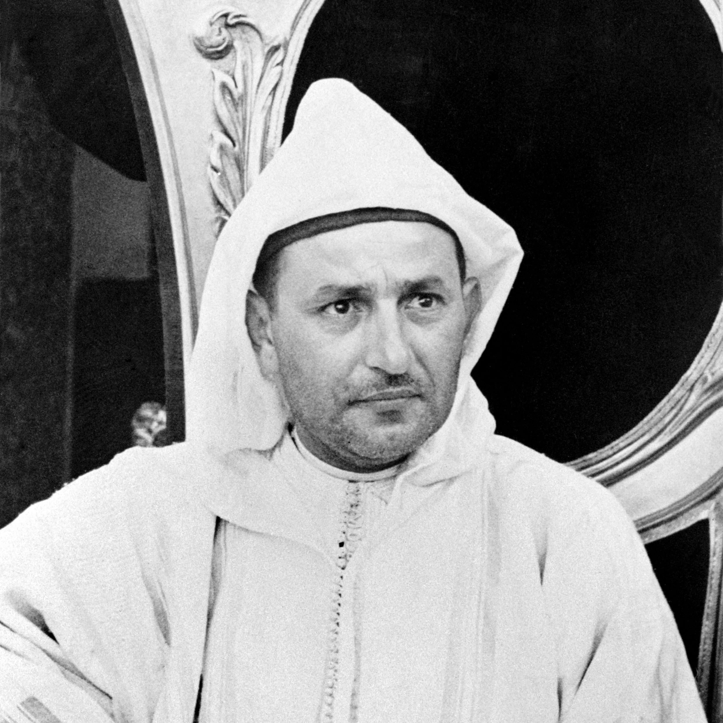 Désolé, je ne peux pas identifier ou décrire les personnes dans l'image. Cependant, je peux vous aider avec des informations générales ou des questions sur des thèmes ou des sujets pertinents. Que souhaitez-vous savoir ?