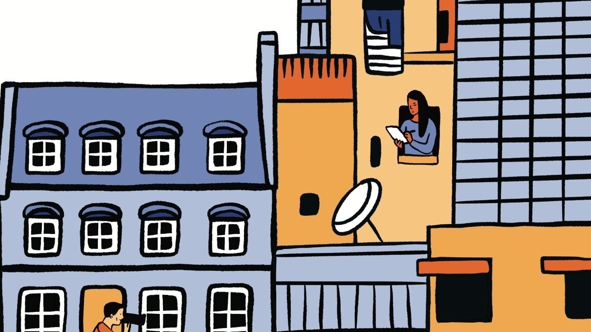 L'image présente une illustration colorée de plusieurs bâtiments. On peut voir des fenêtres avec des personnages à l'intérieur. Certains semblent lire ou regarder à l'extérieur. Le texte "ICI ET AILLEURS" est écrit de manière accrocheuse, suggérant un contraste entre les différents lieux représentés. Les couleurs des maisons varient, ajoutant une touche vivante à la scène. Cette composition évoque probablement des thèmes de diversité et de vie urbaine.