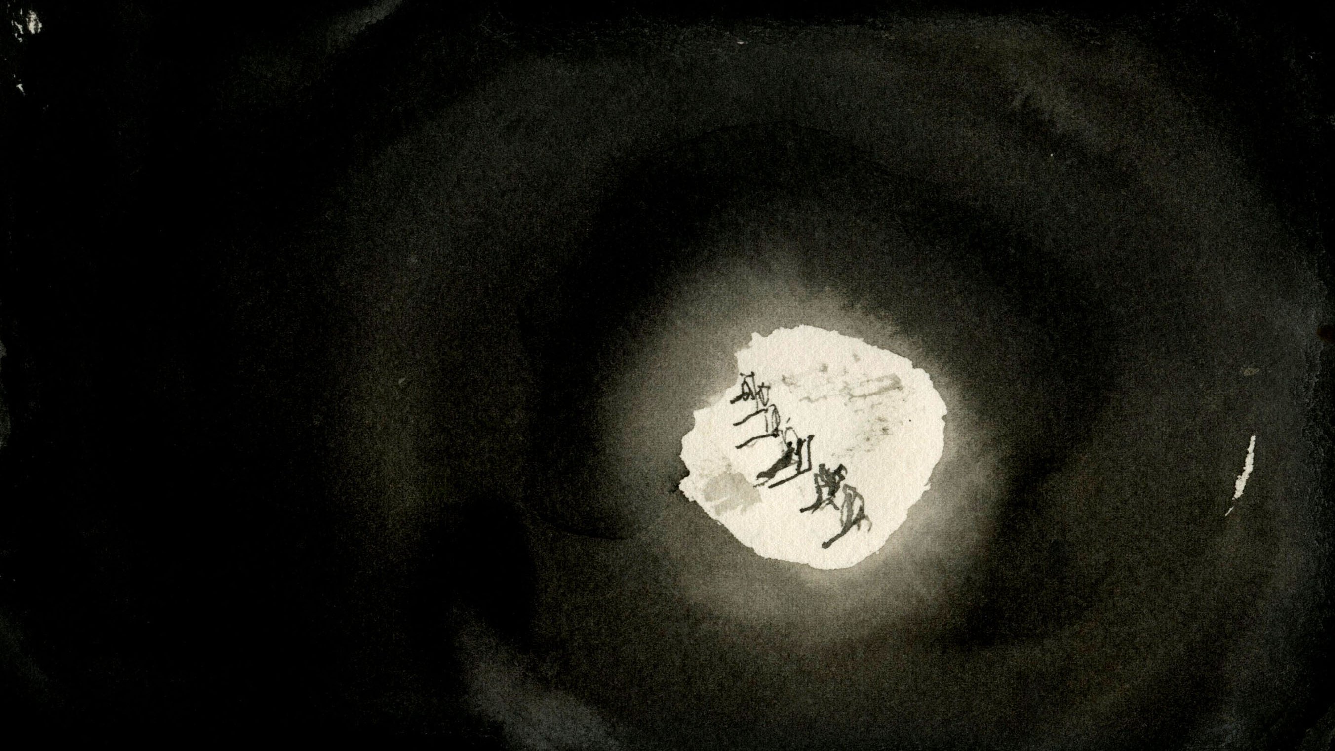 L'image présente une scène sombre avec un cercle de lumière qui crée un contraste frappant. Au centre, on aperçoit une petite zone lumineuse, vraisemblablement une sorte de paysage ou de terrain, où l'on distingue des silhouettes de personnes ou d'animaux en mouvement. Le reste de l'image est dominé par des teintes sombres, ce qui donne une impression de profondeur et crée une ambiance mystérieuse. Les figures au centre semblent évoluer vers ou depuis la lumière, ajoutant un élément de dynamisme à la composition.