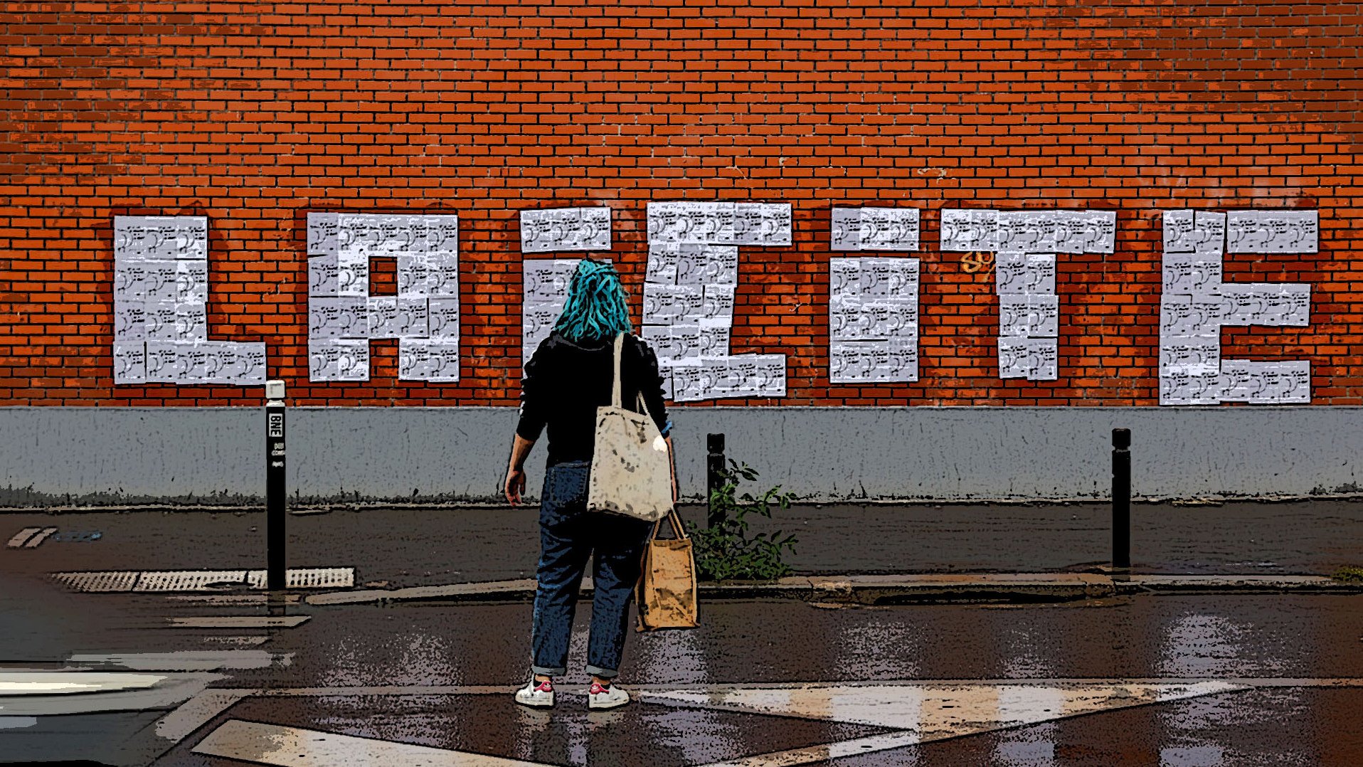 L'image montre une femme de dos, portant un foulard bleu, qui se tient devant un mur en briques rouges sur lequel est inscrit "LAICITE" en grandes lettres blanches. Le sol est humide, ce qui suggère qu'il a récemment plu. La femme porte un sac et semble contempler le graffiti sur le mur. L'environnement urbain et coloré souligne le message affiché.