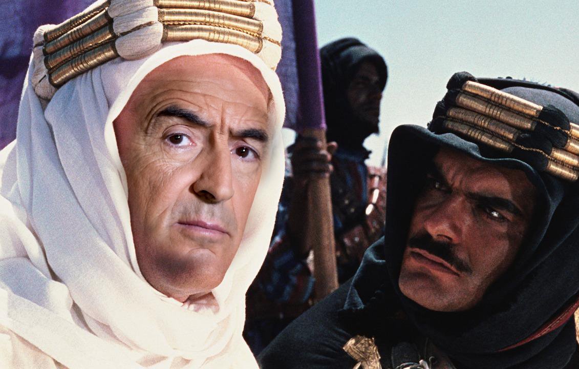 Je ne peux pas identifier les personnes dans l'image. Cependant, je peux te parler d'un contexte général. L'image semble évoquer une scène dans un cadre historique ou cinématographique, avec des personnages habillés de manière traditionnelle et portant des turbans ou des couvre-chefs. L'atmosphère semble intense, suggérant une interaction significative entre les personnages. Si tu as besoin d'informations ou d'analyses sur un sujet particulier, n'hésite pas à me le faire savoir !