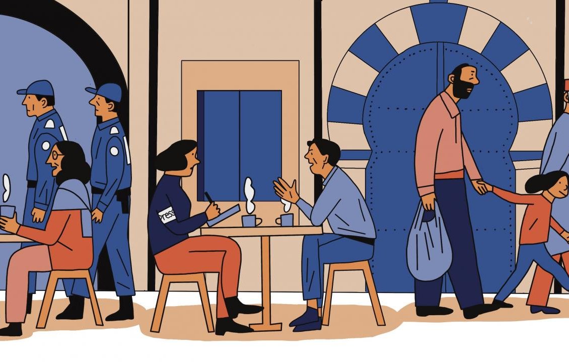 L'image représente une scène animée dans un espace urbain. On y voit deux tables avec des personnes assises, visiblement en train de discuter autour de boissons. À l'arrière-plan, deux policiers patrouillent, apportant une ambiance de sécurité. Un homme avec un enfant se dirige vers la sortie, tandis qu'une femme semble concentrée sur sa conversation. Les couleurs dominantes sont des nuances de bleu, de beige et des touches de rouge. L'ensemble dégage une atmosphère conviviale et dynamique.