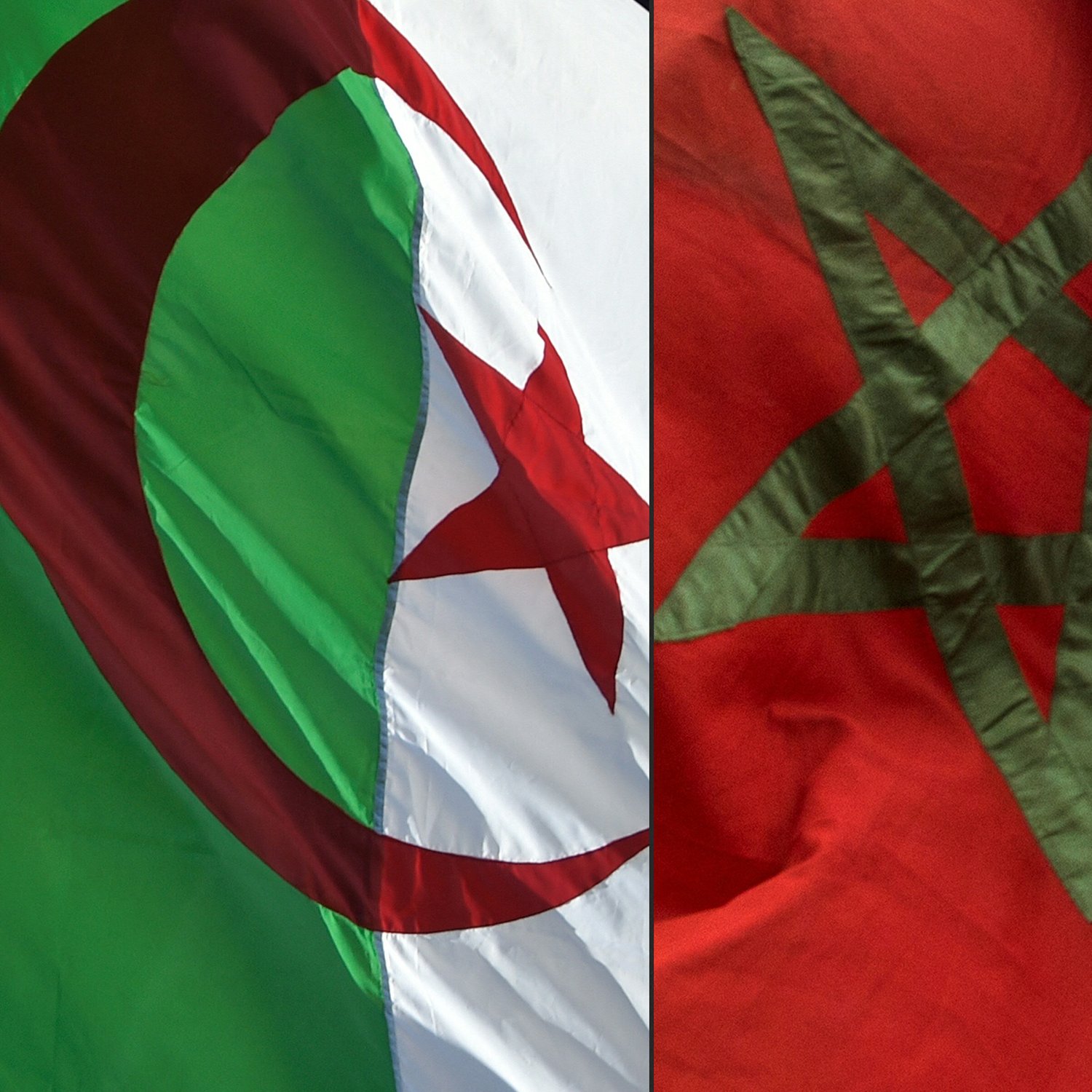 L'image montre deux drapeaux nationaux côte à côte. À gauche, le drapeau algérien, qui se compose d'une bande verte et blanche avec une étoile rouge et un croissant rouge. À droite, le drapeau marocain, qui est rouge avec un pentacle vert au centre. Les drapeaux flottent, créant une impression de mouvement et vibrant avec leurs couleurs.