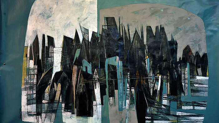 L'image présente une œuvre d'art abstraite avec des formes géométriques et des silhouettes sombres évoquant des structures architecturales. Les couleurs principales sont le noir, le bleu, et des touches de blanc et de gris. Les formes semblent être positionnées de manière irrégulière, créant une sensation de profondeur et de mouvement. L'ensemble dégage une atmosphère à la fois moderne et dynamique, invitant à l'interprétation personnelle.