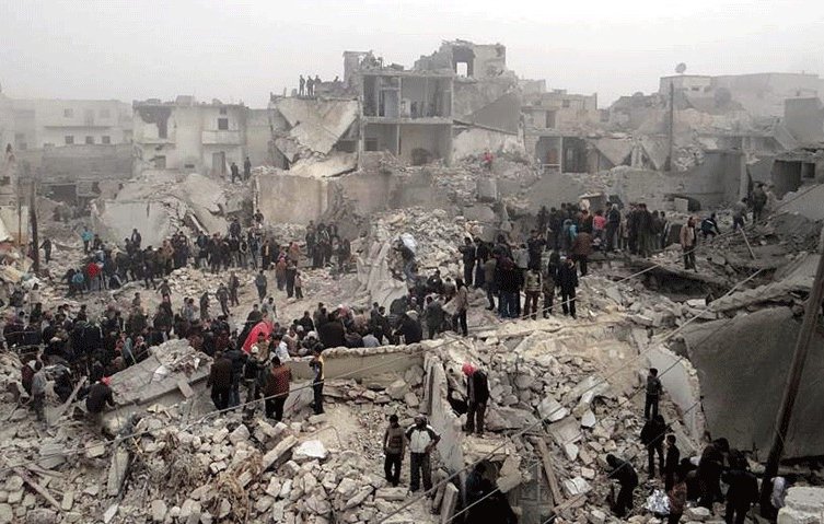 L'image montre un paysage de destruction massive, probablement après un événement catastrophique comme un tremblement de terre ou des bombardements. On aperçoit des bâtiments en ruines, réduits à des décombres, et une foule de personnes rassemblées sur les lieux. Elles semblent chercher des survivants ou explorer les débris. L'atmosphère est sombre et chaotique, reflétant une situation de crise et de désespoir.