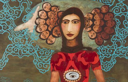 L'image représente une femme portant une robe rouge ornée de motifs de papillons. Sa coiffure se distingue par des éléments floraux et sa posture est confiante. Le fond est riche en motifs abstraits et des éléments de couleur turquoise qui ajoutent de la profondeur à la composition. L'ensemble évoque une fusion de traditions culturelles, avec une approche artistique moderne.