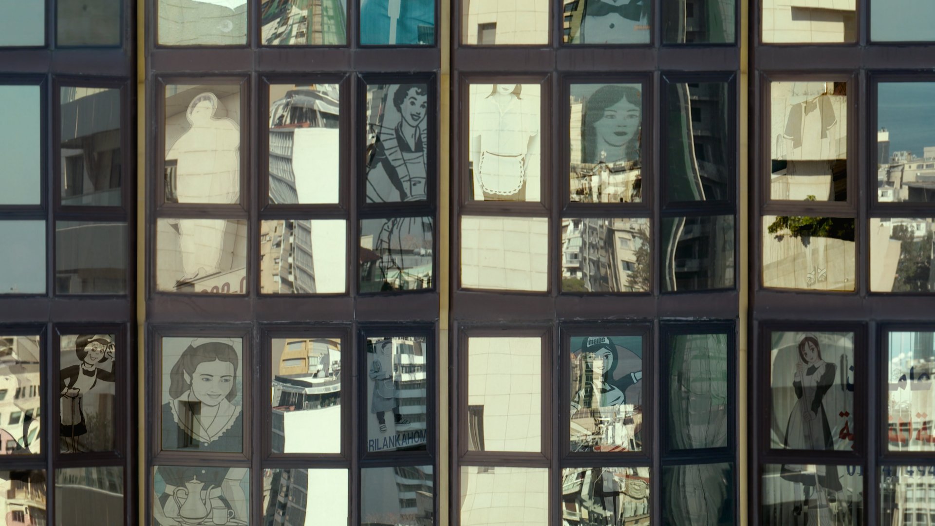 L'image montre une façade de bâtiment avec de grandes fenêtres. À travers ces fenêtres, on peut voir des reflets de la ville environnante ainsi que des illustrations ou des portraits de personnes qui semblent être intégrés dans les carreaux. Les illustrations sont stylisées et en noir et blanc, ajoutant un contraste intéressant avec les reflets colorés des bâtiments environnants. Cette composition crée une atmosphère visuelle dynamique et intrigante.