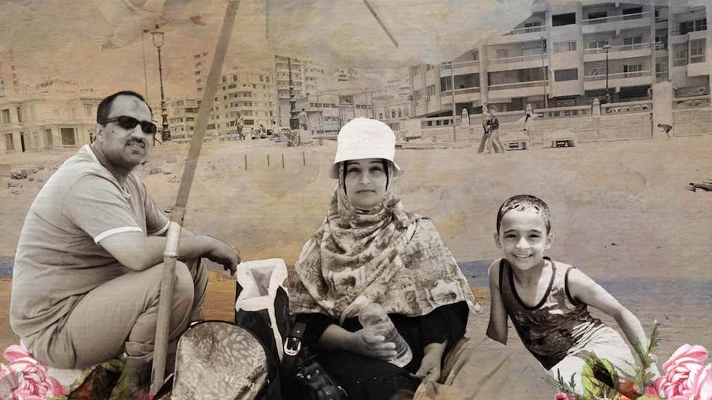L'image présente une scène où trois personnes sont assises sur une plage ou près d'un bord de mer. Deux adultes, un homme et une femme, ainsi qu'une jeune fille, semblent attendre ou se reposer. L'homme porte des lunettes de soleil et est vêtu de manière décontractée. La femme, portant un foulard, est assise à côté de lui, tandis que la fillette, souriante, se trouve à côté d'eux. En arrière-plan, il y a des bâtiments et des palmiers qui évoquent une atmosphère estivale. Des éléments artistiques, tels que des oiseaux et des fleurs, ajoutent une touche poétique à l'image.