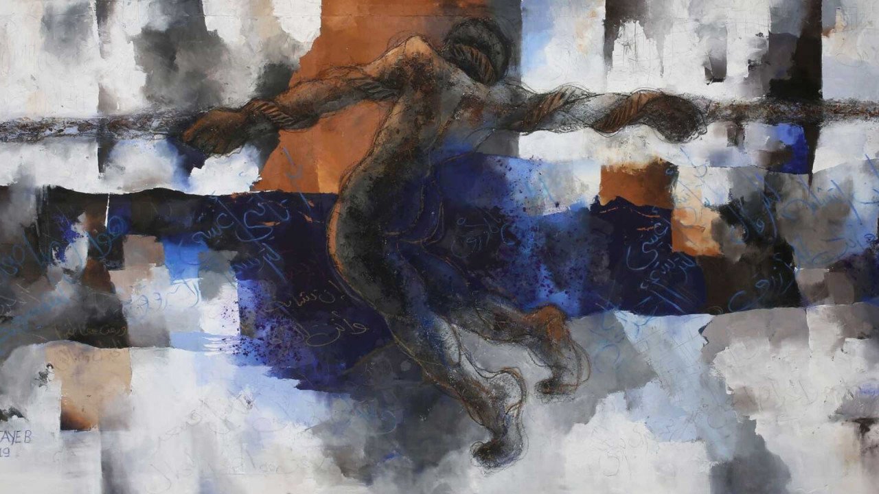 L'image présente une composition artistique abstraite avec un personnage central semblant s'efforcer de tirer ou de pousser quelque chose. Le corps est esquissé de manière fluide, avec des lignes sombres qui contrastent avec un fond de couleurs variées, incluant des tons de bleu, orange et blanc. Des formes géométriques et des textures ajoutent de la profondeur à l'œuvre, tandis que des traces de calligraphie peuvent être aperçues, intégrant un aspect culturel. L'ensemble dégage une impression de mouvement et de lutte, symbolisant peut-être un effort ou une résistance.