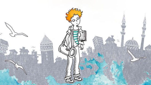 L'image représente un personnage au style dessiné, avec des cheveux roux et une expression pensive. Il se tient sur une surface d'eau, tandis que son reflet montre un autre visage souriant. En arrière-plan, on aperçoit une ville avec des silhouettes de bâtiments, des minarets et des oiseaux volant au-dessus. Les couleurs sont douces, avec des nuances de bleu pour l'eau et des touches de gris pour l'architecture. Cette scène évoque une atmosphère rêveuse et contemplative.