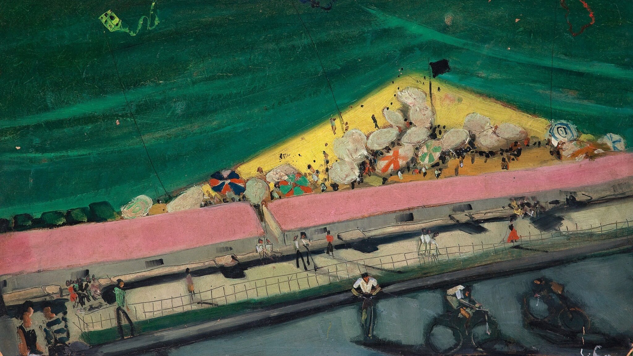 L'image représente une scène de plage animée. On peut voir des parasols colorés et des chaises de plage disposées sur le sable doré. Au premier plan, des personnes se promènent le long d'une promenade, certaines à vélo. La mer est visible en arrière-plan, peint dans des teintes de vert, créant une ambiance estivale. Les couleurs sont vives, et le style est un mélange de réalisme et d'abstraction, donnant une impression de mouvement et de vie.