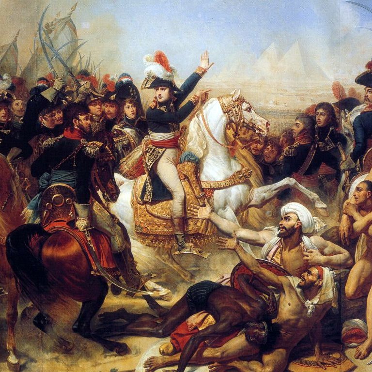 L'image représente une scène historique chargée d'émotions, probablement liée à la campagne d'Égypte de Napoléon Bonaparte. Au premier plan, Napoléon est sur un cheval blanc, vêtu de son uniforme militaire, semblant diriger ses troupes. On aperçoit des soldats français en uniforme, ainsi que des combattants locaux, ce qui indique un affrontement. À l'arrière-plan, les pyramides d'Égypte se dressent majestueusement, ajoutant une dimension emblématique à la scène. L'atmosphère est intense, reflétant le chaos et la violence de la bataille.