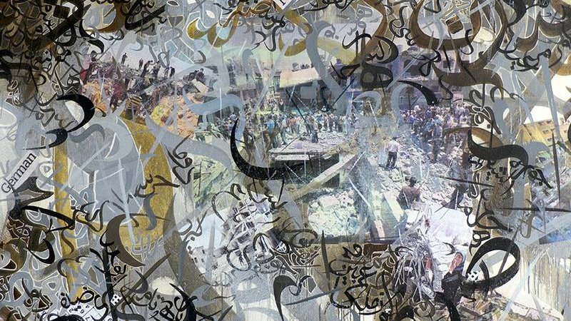 L'image présente un collage complexe composé de motifs calligraphiques en noir, gris et doré, intégrés à des photographies. Les signes arabes sont mêlés à des images de destruction et de chaos, évoquant des thèmes de conflit et de mémoire. La superposition de couleurs et de textures crée une ambiance à la fois riche et troublante, incitant à une réflexion sur l'identité et la culture. Les éléments visuels semblent également représenter un dialogue entre tradition et modernité.